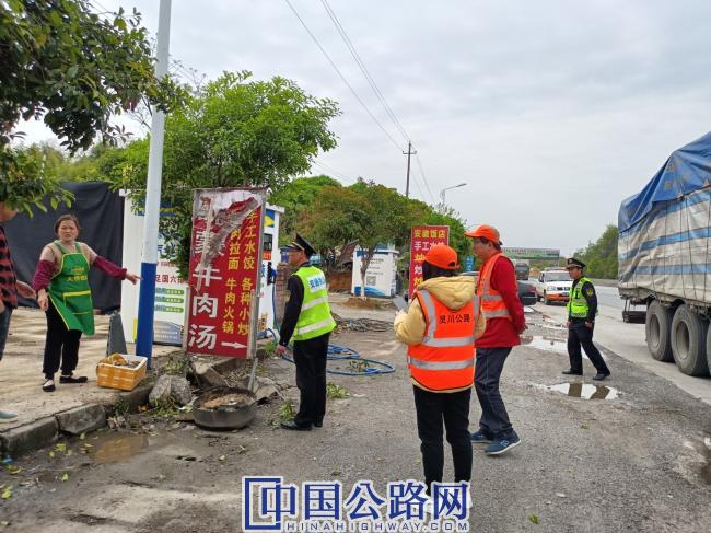 灵川普通国省干线护路队开展路域坏境专项整治行动 李彬彬摄 (2).jpg
