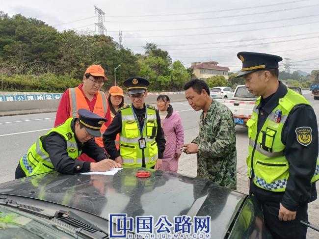 灵川普通国省干线护路队开展路域坏境专项整治行动 李彬彬摄.jpg